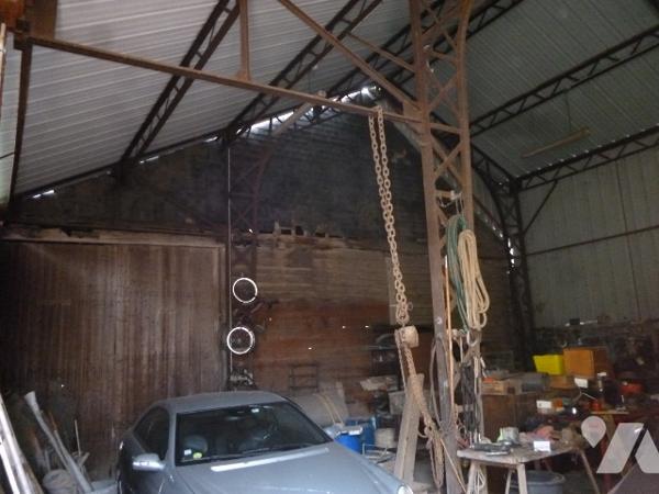 Pavillon plain pied 125 m². 
Hangar.
Terrain sur 4698 m²