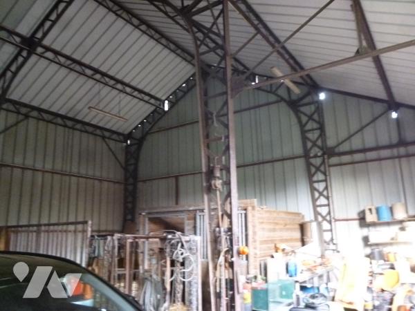 Pavillon plain pied 125 m². 
Hangar.
Terrain sur 4698 m²