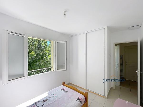 Charmante maison "Prête à vivre", 3 chambres, jardin arboré garage et climatisation.