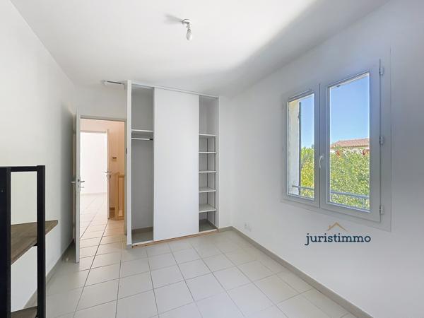 Charmante maison "Prête à vivre", 3 chambres, jardin arboré garage et climatisation.