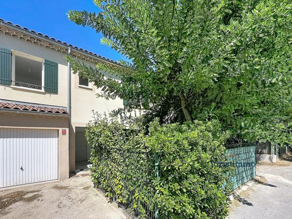Charmante maison "Prête à vivre", 3 chambres, jardin arboré garage et climatisation.