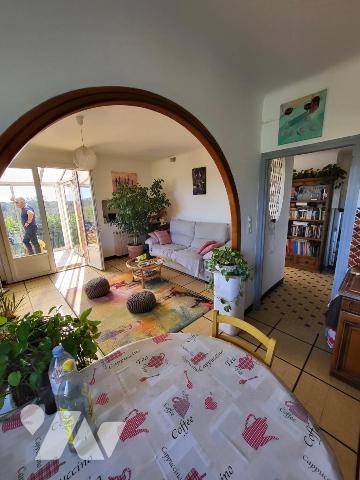 Maison surélevée avec vue sur le Mont Ventoux – Environnement agréable  au coeur des vignes 