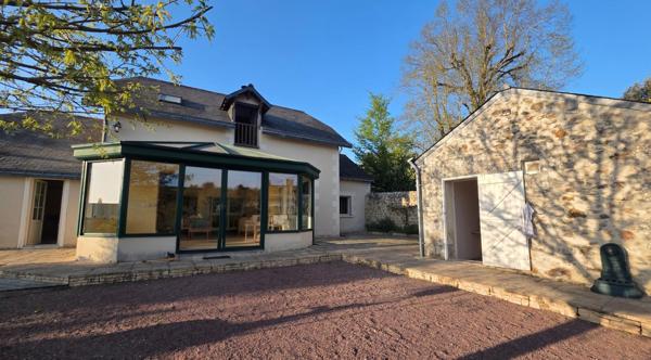 Maison de charme avec piscine et dépendance