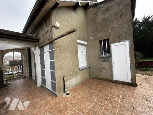 Maison d'habitation des années 1930 comprenant une entrée, une cuisine, un salon , deux chambre...