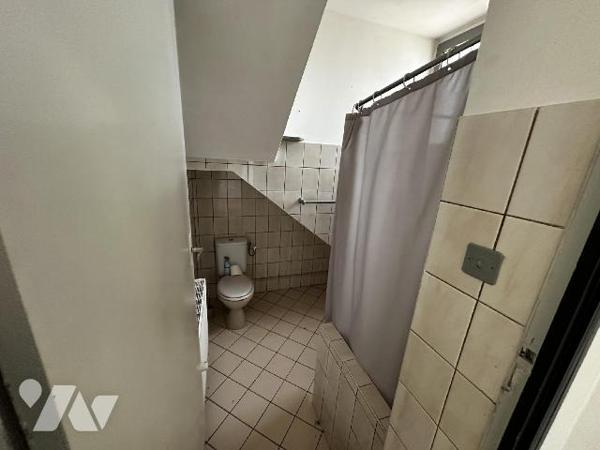 Maison d'habitation des années 1930 comprenant une entrée, une cuisine, un salon , deux chambre...