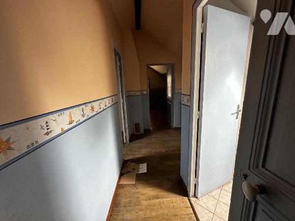 Maison d'habitation des années 1930 comprenant une entrée, une cuisine, un salon , deux chambre...