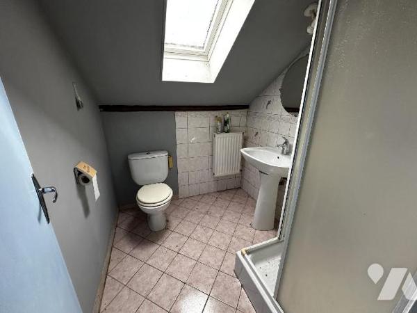 Maison d'habitation des années 1930 comprenant une entrée, une cuisine, un salon , deux chambre...