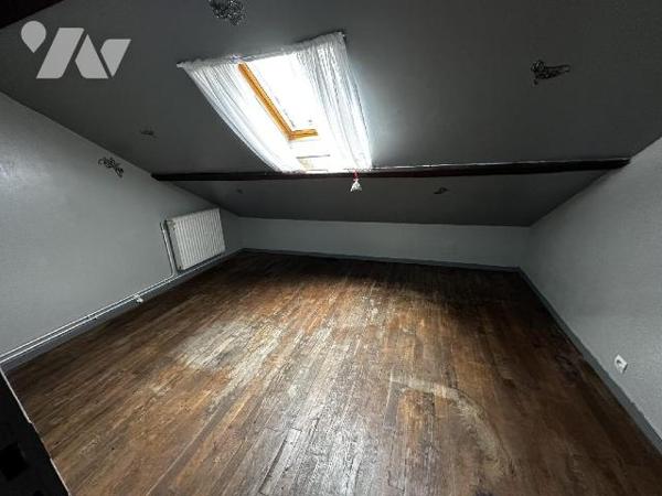 Maison d'habitation des années 1930 comprenant une entrée, une cuisine, un salon , deux chambre...