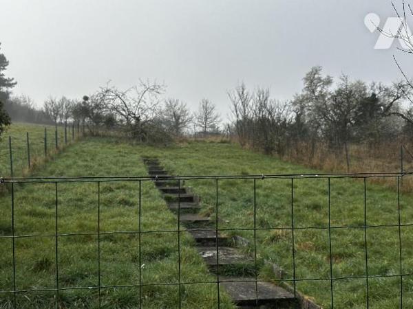 Maison d'habitation des années 1930 comprenant une entrée, une cuisine, un salon , deux chambre...