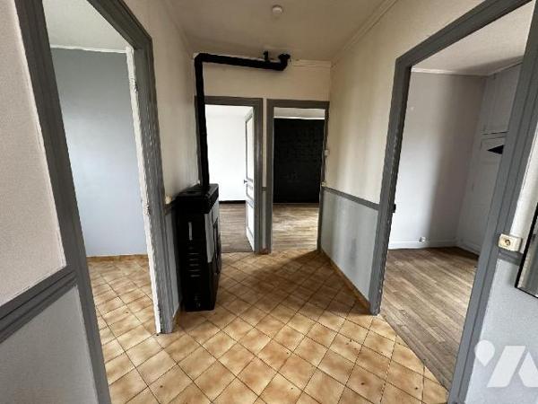 Maison d'habitation des années 1930 comprenant une entrée, une cuisine, un salon , deux chambre...