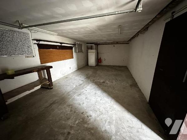 Maison d'habitation des années 1930 comprenant une entrée, une cuisine, un salon , deux chambre...