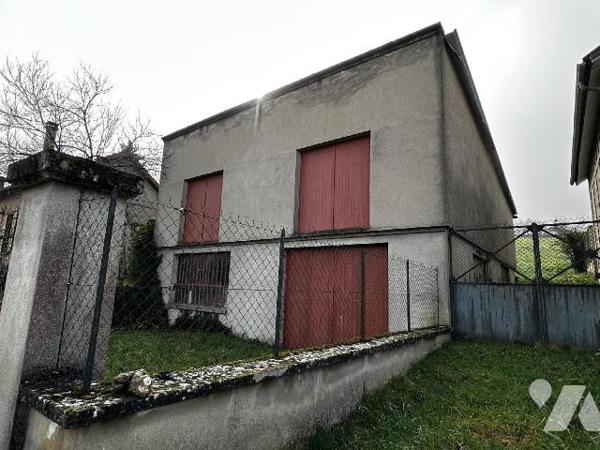 Maison d'habitation des années 1930 comprenant une entrée, une cuisine, un salon , deux chambre...