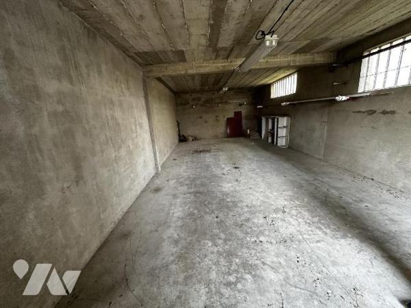 Maison d'habitation des années 1930 comprenant une entrée, une cuisine, un salon , deux chambre...