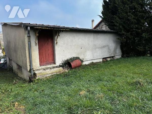 Maison d'habitation des années 1930 comprenant une entrée, une cuisine, un salon , deux chambre...