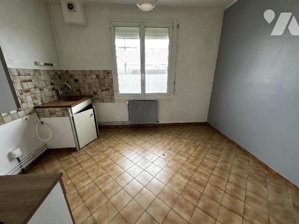 Maison d'habitation des années 1930 comprenant une entrée, une cuisine, un salon , deux chambre...