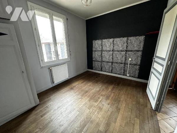 Maison d'habitation des années 1930 comprenant une entrée, une cuisine, un salon , deux chambre...