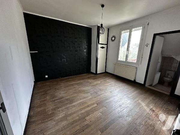 Maison d'habitation des années 1930 comprenant une entrée, une cuisine, un salon , deux chambre...