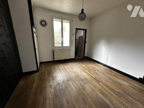 Maison d'habitation des années 1930 comprenant une entrée, une cuisine, un salon , deux chambre...