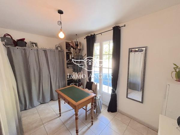 Maison spacieuse avec piscine au calme