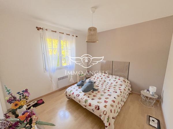 Maison spacieuse avec piscine au calme