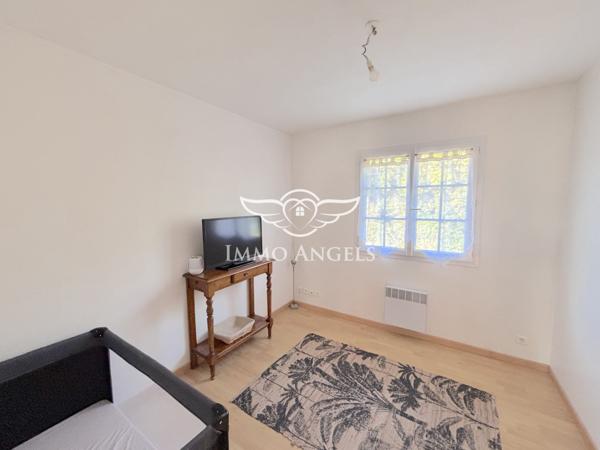 Maison spacieuse avec piscine au calme