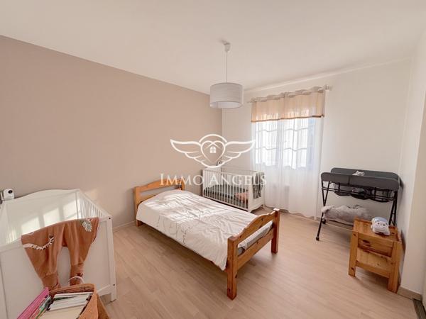 Maison spacieuse avec piscine au calme