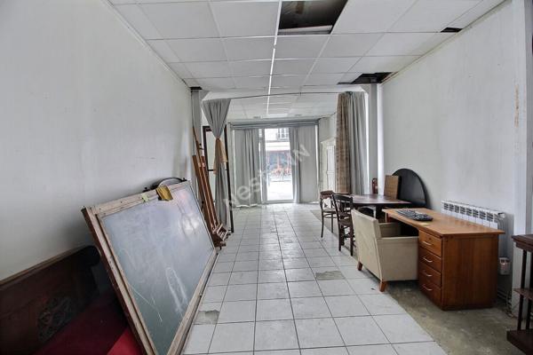 MONTREUIL, DANS LE QUARTIER ANIME DE CROIX DE CHAVAUX AU PIED DU METRO, ENSEMBLE IMMOBILIER COMPRENANT UN LOCAL COMMERCIAL EN REZ-DE-CHAUSSEE AVEC VITRINE SUR RUE ET UN APPARTEMENT AU-DESSUS. PLEINE PROPRIETE, AUCUNE CHARGE, POTENTIEL D'EXTENSION;