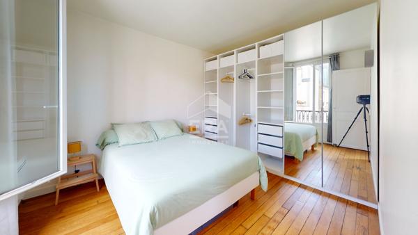 Appartement Paris 2 pièces traversant