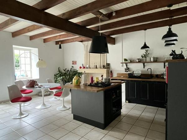 Maison à vendre 239 625 € Saint-Bonnet-sur-Gironde 6 p 244 m² DPE D