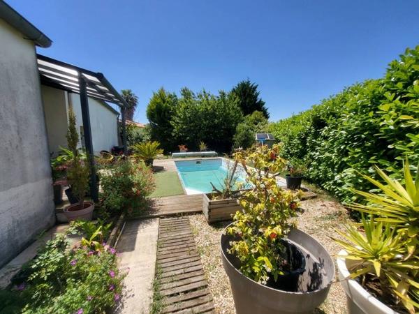 Maison à vendre 239 625 € Saint-Bonnet-sur-Gironde 6 p 244 m² DPE D