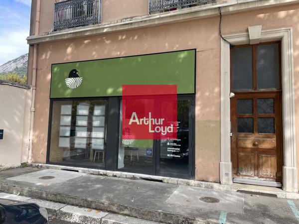 Bureaux à louer à Grenoble avec vitrine rénovée proche Esplanade