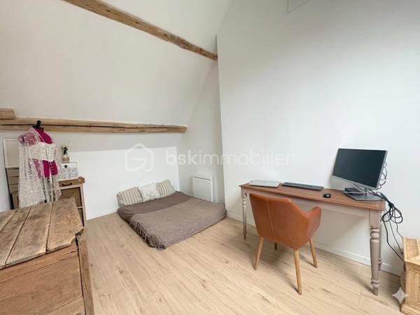 Coup de coeur ! Maison de charme au sud de Magny en Vexin!
Découvrez cette superbe maison alliant charme et modernité!
Elle se compose au rez de chaussée d'une pièce de vie lumineuse combinant salon / salle a manger , une belle cuisine ouverte aménagée et équipée , un cellier / buanderie et d'un wc indépendant .
Au premier étage vous découvrirez un espace nuit fonctionnel avec deux belles chambres spacieuses , un espace dressing , un wc indépendant et une salle d'eau moderne .
Le deuxième étage abrite une magnifique suite parentale avec jacuzzi privatif et dressing , une quatrième chambre complète cet étage .
Une terrasse , une cave et une petite parcelle arborée complètent ce bien rare !