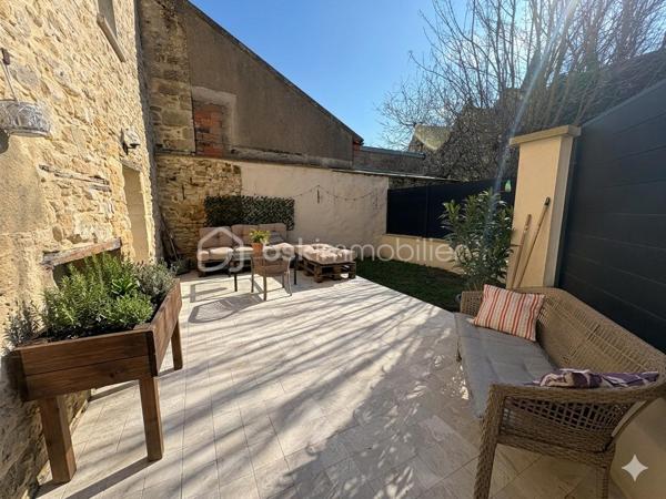 Coup de coeur ! Maison de charme au sud de Magny en Vexin!
Découvrez cette superbe maison alliant charme et modernité!
Elle se compose au rez de chaussée d'une pièce de vie lumineuse combinant salon / salle a manger , une belle cuisine ouverte aménagée et équipée , un cellier / buanderie et d'un wc indépendant .
Au premier étage vous découvrirez un espace nuit fonctionnel avec deux belles chambres spacieuses , un espace dressing , un wc indépendant et une salle d'eau moderne .
Le deuxième étage abrite une magnifique suite parentale avec jacuzzi privatif et dressing , une quatrième chambre complète cet étage .
Une terrasse , une cave et une petite parcelle arborée complètent ce bien rare !