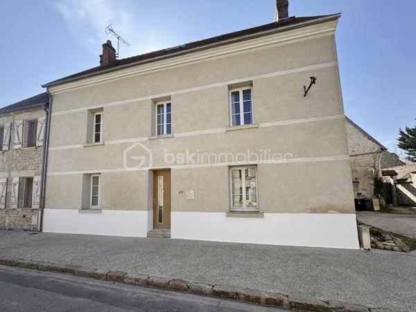 Coup de coeur ! Maison de charme au sud de Magny en Vexin!
Découvrez cette superbe maison alliant charme et modernité!
Elle se compose au rez de chaussée d'une pièce de vie lumineuse combinant salon / salle a manger , une belle cuisine ouverte aménagée et équipée , un cellier / buanderie et d'un wc indépendant .
Au premier étage vous découvrirez un espace nuit fonctionnel avec deux belles chambres spacieuses , un espace dressing , un wc indépendant et une salle d'eau moderne .
Le deuxième étage abrite une magnifique suite parentale avec jacuzzi privatif et dressing , une quatrième chambre complète cet étage .
Une terrasse , une cave et une petite parcelle arborée complètent ce bien rare !