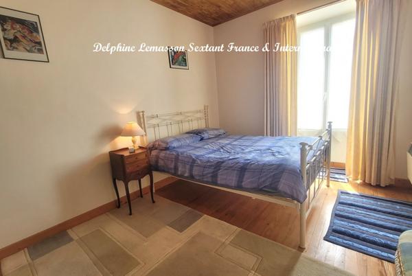 Maison en pierre avec 4 chambres et jardin clos