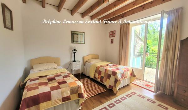 Maison en pierre avec 4 chambres et jardin clos