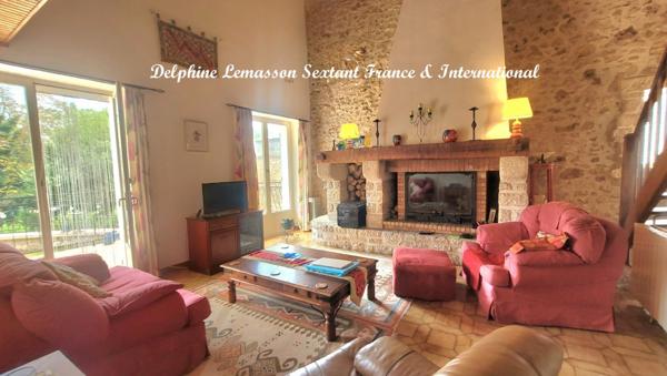 Maison en pierre avec 4 chambres et jardin clos