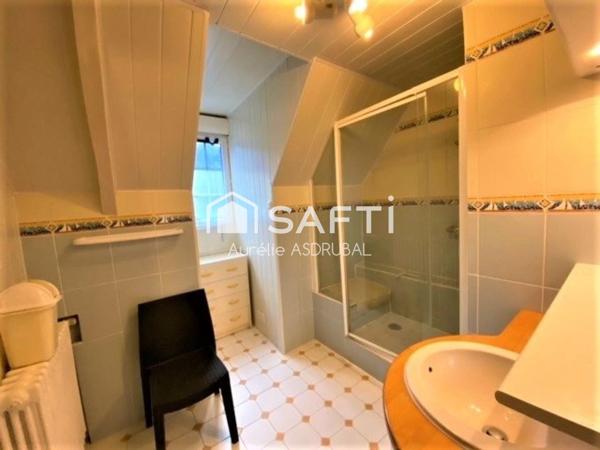 Belle maison style périgourdin avec jardin et grand garage.