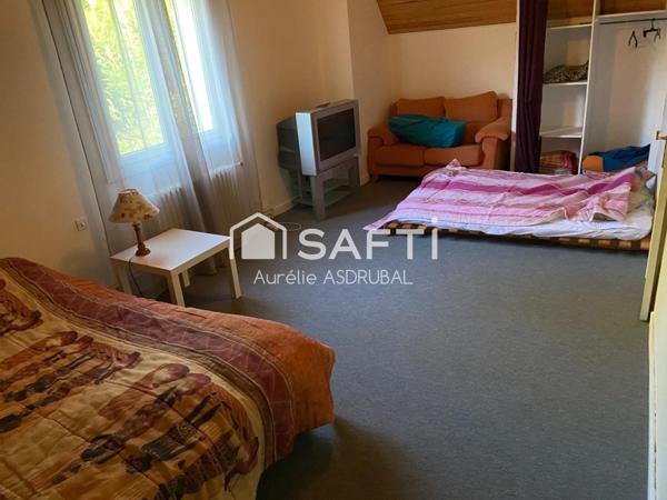 Belle maison style périgourdin avec jardin et grand garage.