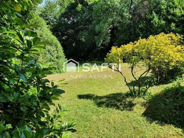 Belle maison style périgourdin avec jardin et grand garage.