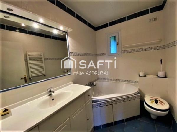 Belle maison style périgourdin avec jardin et grand garage.