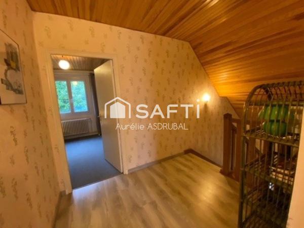 Belle maison style périgourdin avec jardin et grand garage.