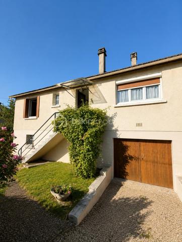 DISPOSITION GÉNÉRALE :

Cette maison de plain-pied offre un cadre de vie fonctionnel et lumineux sur un terrain de 558 m². Son organisation pratique et ses volumes généreux en font une habitation agréable au quotidien, située dans un quartier recherché de Gisors.

REZ-DE-CHAUSSÉE :

L'espace de vie principal se compose d'un double séjour, actuellement aménagé en séjour et salle à manger, créant un bel espace convivial baigné de lumière naturelle. La cuisine équipée est fonctionnelle et prête à l'emploi. La partie nuit comprend deux chambres confortables, une salle d'eau moderne et un WC séparé pour plus de praticité. L'ensemble présente un charme authentique avec des finitions soignées.

SOUS-SOL :

Le sous-sol total constitue un atout majeur de cette maison. Il offre de multiples possibilités d'aménagement : espaces de rangement généreux, atelier, buanderie, cave, ou encore pièces supplémentaires selon vos besoins. Cette surface additionnelle représente un réel potentiel pour agrandir l'espace de vie ou optimiser le stockage.

EXTÉRIEUR :

Le terrain de 558 m² entoure la maison et permet de profiter d'un jardin agréable pour les moments en famille, les repas en extérieur ou le jardinage. Cet espace offre également la possibilité d'envisager des aménagements extérieurs comme un potager, une terrasse étendue ou des jeux pour enfants.

ENVIRONNEMENT :

Située dans un quartier recherché de Gisors, cette maison bénéficie d'un emplacement calme tout en restant proche des commodités, des écoles et des commerces. Le secteur est apprécié pour son cadre de vie paisible et sa bonne desserte, offrant un équilibre entre tranquillité résidentielle et accessibilité aux services du quotidien.

Une maison de plain-pied lumineuse avec sous-sol complet et beau jardin dans un quartier prisé de Gisors.