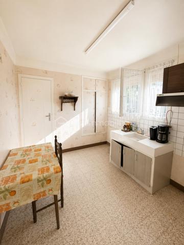 DISPOSITION GÉNÉRALE :

Cette maison de plain-pied offre un cadre de vie fonctionnel et lumineux sur un terrain de 558 m². Son organisation pratique et ses volumes généreux en font une habitation agréable au quotidien, située dans un quartier recherché de Gisors.

REZ-DE-CHAUSSÉE :

L'espace de vie principal se compose d'un double séjour, actuellement aménagé en séjour et salle à manger, créant un bel espace convivial baigné de lumière naturelle. La cuisine équipée est fonctionnelle et prête à l'emploi. La partie nuit comprend deux chambres confortables, une salle d'eau moderne et un WC séparé pour plus de praticité. L'ensemble présente un charme authentique avec des finitions soignées.

SOUS-SOL :

Le sous-sol total constitue un atout majeur de cette maison. Il offre de multiples possibilités d'aménagement : espaces de rangement généreux, atelier, buanderie, cave, ou encore pièces supplémentaires selon vos besoins. Cette surface additionnelle représente un réel potentiel pour agrandir l'espace de vie ou optimiser le stockage.

EXTÉRIEUR :

Le terrain de 558 m² entoure la maison et permet de profiter d'un jardin agréable pour les moments en famille, les repas en extérieur ou le jardinage. Cet espace offre également la possibilité d'envisager des aménagements extérieurs comme un potager, une terrasse étendue ou des jeux pour enfants.

ENVIRONNEMENT :

Située dans un quartier recherché de Gisors, cette maison bénéficie d'un emplacement calme tout en restant proche des commodités, des écoles et des commerces. Le secteur est apprécié pour son cadre de vie paisible et sa bonne desserte, offrant un équilibre entre tranquillité résidentielle et accessibilité aux services du quotidien.

Une maison de plain-pied lumineuse avec sous-sol complet et beau jardin dans un quartier prisé de Gisors.