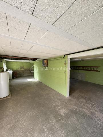 DISPOSITION GÉNÉRALE :

Cette maison de plain-pied offre un cadre de vie fonctionnel et lumineux sur un terrain de 558 m². Son organisation pratique et ses volumes généreux en font une habitation agréable au quotidien, située dans un quartier recherché de Gisors.

REZ-DE-CHAUSSÉE :

L'espace de vie principal se compose d'un double séjour, actuellement aménagé en séjour et salle à manger, créant un bel espace convivial baigné de lumière naturelle. La cuisine équipée est fonctionnelle et prête à l'emploi. La partie nuit comprend deux chambres confortables, une salle d'eau moderne et un WC séparé pour plus de praticité. L'ensemble présente un charme authentique avec des finitions soignées.

SOUS-SOL :

Le sous-sol total constitue un atout majeur de cette maison. Il offre de multiples possibilités d'aménagement : espaces de rangement généreux, atelier, buanderie, cave, ou encore pièces supplémentaires selon vos besoins. Cette surface additionnelle représente un réel potentiel pour agrandir l'espace de vie ou optimiser le stockage.

EXTÉRIEUR :

Le terrain de 558 m² entoure la maison et permet de profiter d'un jardin agréable pour les moments en famille, les repas en extérieur ou le jardinage. Cet espace offre également la possibilité d'envisager des aménagements extérieurs comme un potager, une terrasse étendue ou des jeux pour enfants.

ENVIRONNEMENT :

Située dans un quartier recherché de Gisors, cette maison bénéficie d'un emplacement calme tout en restant proche des commodités, des écoles et des commerces. Le secteur est apprécié pour son cadre de vie paisible et sa bonne desserte, offrant un équilibre entre tranquillité résidentielle et accessibilité aux services du quotidien.

Une maison de plain-pied lumineuse avec sous-sol complet et beau jardin dans un quartier prisé de Gisors.