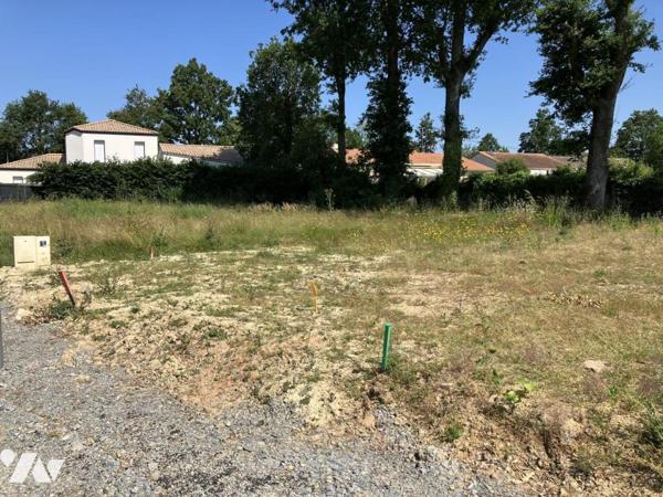 SAINTE-PAZANNE en lotissement, une parcelle de terrain à bâtir d'une surface de 674 m² à vendre