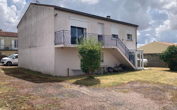 Maison à vendre    4 pièces • 130 m2 Saint-Jean-d'Angély