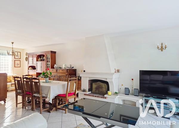 Maison à vendre 6 pièces 140 m² Le Mesnil-Saint-Denis