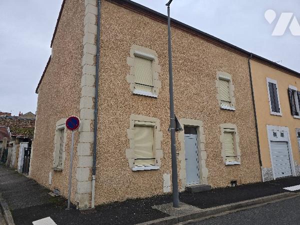 Maison de ville pour investisseur à finir de rénover.