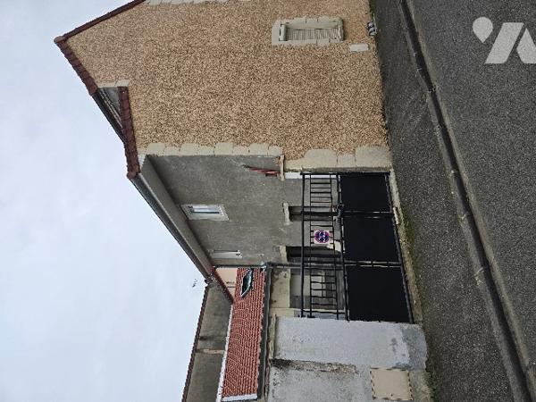 Maison de ville pour investisseur à finir de rénover.